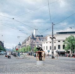 Liikennepoliisi ohjaa liikennettä Erottajalla 1961. Kuva: Jalmari Aarnio / Helsingin kaupunginmuseo.
