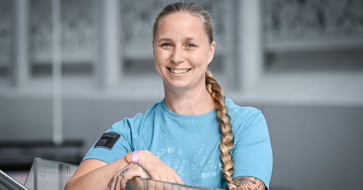 Ihana koti -podcastin juontaja Vilja Schepel kutsuu vieraikseen kiinnostavia ja ajankohtaisia vieraita.