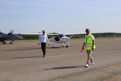 Kuvassa Finavian toimitusjohtaja Kimmo Mäki (vas.) sekä Finavian aluejohtaja ja Turun lentoaseman päällikkö Juha Aaltonen (oik.).