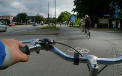 Suomessa kuolee liikenteessä vuosittain parikymmentä pyöräilijää. Onnettomuuksissa kuolleista pyöräilijöistä vain joka kolmas käytti kypärää. Kuva: Hadar Holm, Mostphotos.