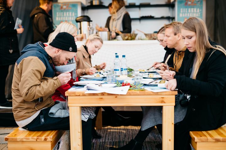 Silakkaraati valitsee suosikkiaan yhteensä 36 silakan joukosta. Kuvaaja: Junnu Lusa