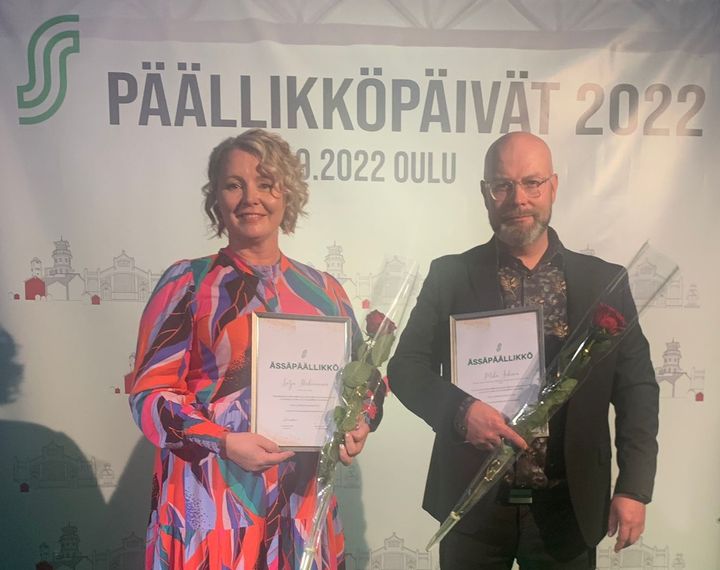 Katja Ikäheimonen ja Mika Jokinen palkittiin vuoden Ässäpäälliköinä valtakunnallisessa S-ryhmän S-Päällikköpäivässä.