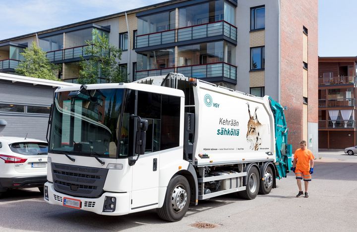 HSY aloittaa uuden jäteautokokeilun tänä kesänä Helsingin kantakaupungissa. Täysin sähkökäyttöinen auto vähentää tyhjennystoiminnasta aiheutuvia melu- ja päästöhaittoja. Auto jatkaa samalla HSY:n taiteellisesti koristeltujen keräysautojen sarjaa ja sen tunnistaa “sähköllä kehräävästä” ilveskuvituksesta.
