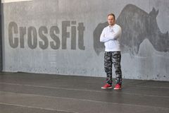 Yksinäinen mies boksilla. Keravalainen crossfit-yrittäjä Mika Forsström lähettää terveisiä valtiovallalle. (HANDOUT)