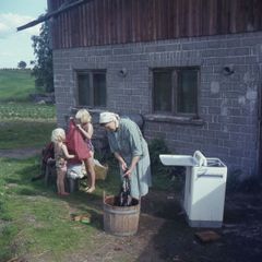 Pyykinpesua Lapinlahden Pitkämäessä vuonna 1965. Hienot kuvat palaavat projektissa ikään kuin takaisin yhteisön käyttöön. Kuvaaja Ahti Rytkönen. Jyväskylän yliopiston museon kuva-arkisto.