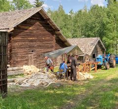 Ilomantsissa sijaitseva Makkolan museotila sai Museoviraston avustusta. Kuvassa talkoolaiset tekemässä päreitä. Kuva: Ilomantsin Museoseura ry.