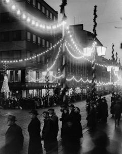 Aleksanterinkatu on joulukatuna ensimmäistä kertaa vuonna 1949. Kuvaaja tuntematon. Lähde Helsingin kaupunginmuseo.