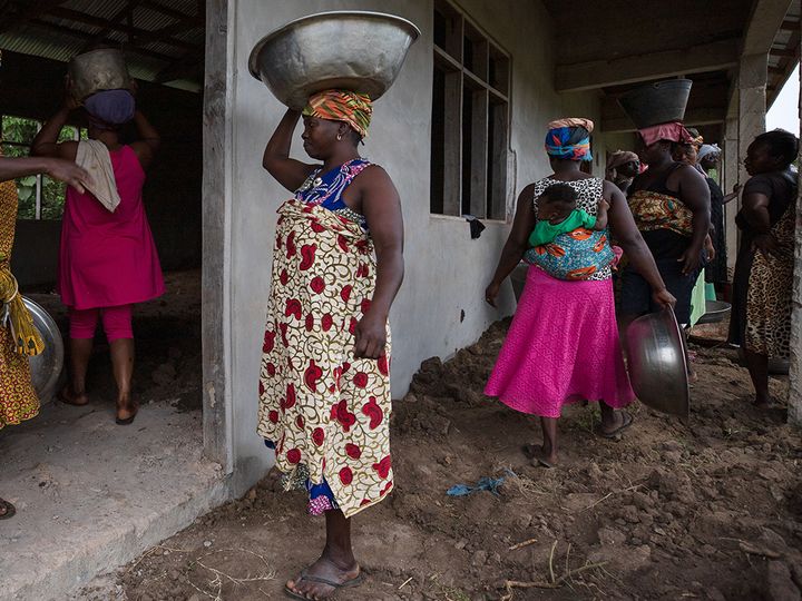 Sekyerekrom, Ghana tammikuussa 2021. Kaakaonviljelyyn keskittyneet osuuskuntalaiset viimeistelevät vastavalmistunutta koululaajennusta.