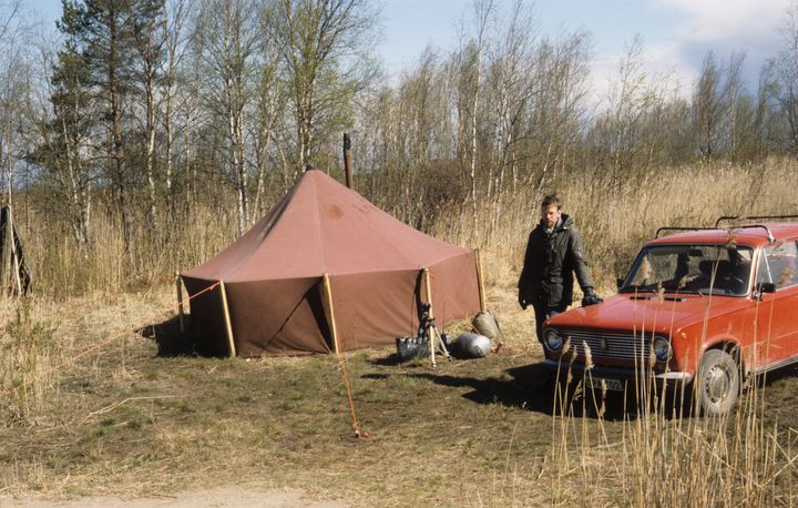 Vuoden 1990 kiljuhanhileiri Liminganlahdella Lumijoella, Juha Markkolan mukana myös salkun kokoinen matkapuhelin. Kuva Toni Eskelin.