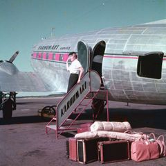 Lentomatkailu yleistyi Suomessa 1950-luvulla. Ilmailumuseon julkaisemat uudet arkistokuvat valottavat matkailun historiaa. Kuvan käyttöoikeus: CC BY-NC-ND 4.0
