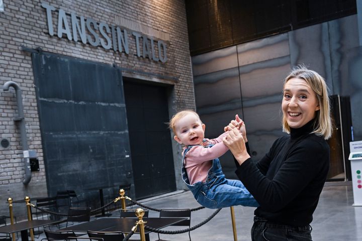 Bebisen Rosa njöt med sin mamma Saara av fadderevenemanget som ordnades på Dansens hus. Foto Kimmo Brandt.