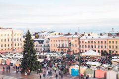 Joulutorin muodostavat 137 pastellisävyistä mökkiä, komea kuusi, karuselli ja kauniit valot.  Kuva: Jussi Hellsten