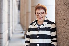 SDP:n kansanedustaja ja Miina Sillanpää säätiön hallituksen jäsen Merja Mäkisalo-Ropponen on iloinen, että 1. lokakuuta 2023 on ensimmäinen virallinen liputuspäivä Miina Sillanpään  päivän kunniaksi. (Kuva: Jukka-Pekka Flander)