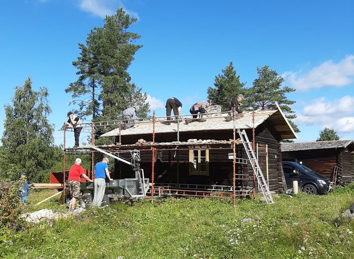 Paikallismuseoiden hankeavustuksia myönnettiin tänä vuonna useille museorakennusten kattojen korjauksille. Luhankaan myönnettiin avustus Peltolan Mäkitupalaismuseon vanhimman rakennuksen, Isotuvan pärekaton korjaukseen. Mäkitupalaismuseon alueella korjataan lähes joka kesä museorakennusten kattoja. Kuva: Elina Sipilä, Luhangan Kotiseutuyhdistys