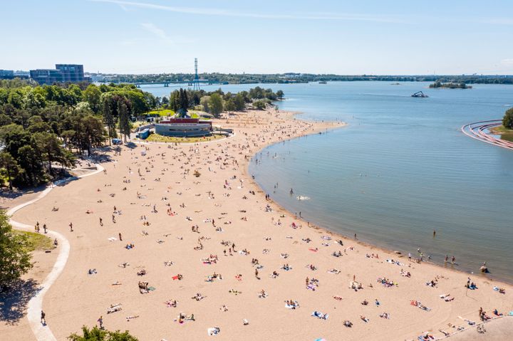 Lämmin kesä houkutti ulos ja uimarannoille. Kuva Hietaniemen rannalta. Kuvaaja Sami Saastamoinen.