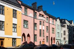 Villagatan. I Helsingfors flödar hela stadsdelar över av former, färger och material i den internationella art nouveau-stilens anda som blomstrade i skiftet av 1800–1900-talet. Bild: Matti Similä.