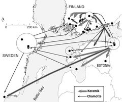 Karta över stenålderskärlens utbytesnätverk i Östersjöregionen. Kartan visar vilka vägar snörkeramiken tagit i Östersjöregionen. Chamotte är bränd lera, t.ex. krukskärvor, som krossats och använts som utfyllnadsmaterial vid produktion av nya keramiska föremål. Bild: Elisabeth Holmqvist-Sipilä.