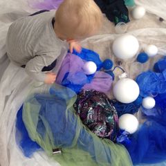 ”Visuaalisesti virikkeisellä vauvojen värikylpy -kurssilla itseilmaisu saa kukoistaa.” Kuva: Anna Riikonen.