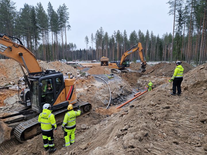 Vaativaan infrarakentamiseen erikoistunut Kreate rakentaa Tahkokankaalle uusia katuja, kevyen liikenteen väyliä ja kuntorataa kaikkiaan lähes viiden kilometrin verran. Tahkokankaan kadut ja vesihuollon rakentaminen -hanke kuuluu Oulun kaupungin ekologisen rakentamisen kärkihankkeisiin.