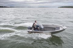 Buster S1: Skrogets nye design synes og kjennes selv inne i båten. Dørkplassen som kan benyttes er klart større enn i tidligere modeller og særlig i grunnmodellen som styres fra bakbenken finnes det plass for frakt eller for kaste- og garnfiskere.