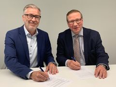 Sopimuksen allekirjoittivat toimitusjohtaja Veli-Matti Puutio Osuuskauppa Arinalta ja toimitusjohtaja Juhani Järvelä Oulun Energialta