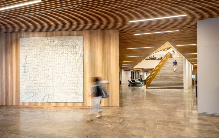 Kirsi Kivivirran STAGE-teos sijaitsee Kauppakorkeakoulun pääaulassa. Kuva: Mika Huisman.