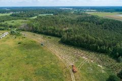 Puuntaimet istutettiin Turun lentokentän pohjoispuolella sijaitsevalle vanhalle maankaatopaikalle.