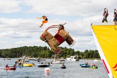 Ruotsin Red Bull Lentopäivässä rampilta lensi alas muun muassa olkipukki. Kuvaaja: Adrian Pehrson / Red Bull Content Pool.