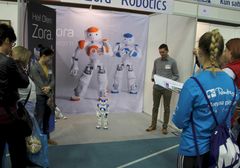 Zora Robotics esitteli osastollaan maailman ensimmäistä hoivarobottia.
