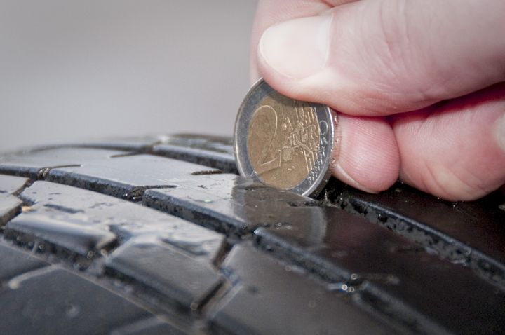 Sommardäckets mönsterdjup kan man lätt kontrollera med en 2 euros slant, vars silverrand är såsom säkerhetsrekommendationen 4 mm bred.