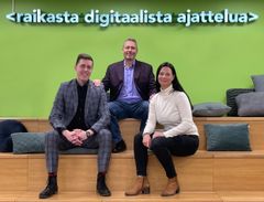 Kuvassa vasemmalta: Citrus Solutions Oy:n uusi toimitusjohtaja Henry Kaunislehto, hallituksen puheenjohtaja Markku Karas sekä konsernin Legal Tech -yritys Lawderia luotsaamaan siirtyvä Saara Perho. Kuva: Citrus