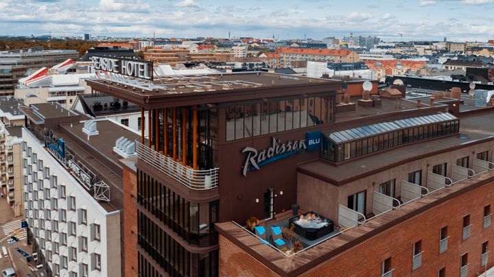 Rouhea stadilainen Radisson Blu Seaside Hotel on täysin uudistunut hotellielämys Ruoholahdenrannassa, Hietalahden pienvenesataman ja Länsisataman matkustajaterminaalin vierellä.