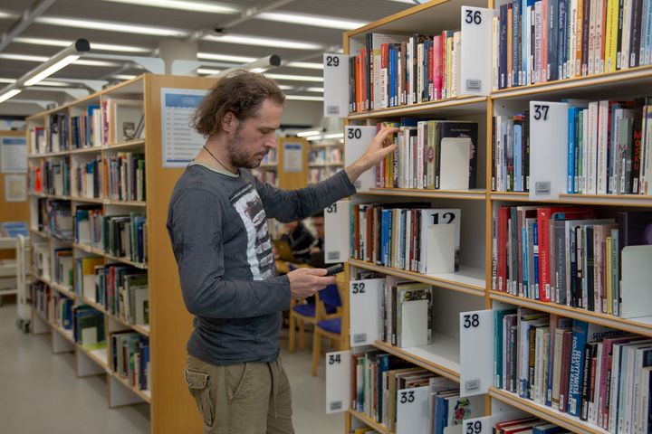 For the customers, the new Intelligent Material Management System is primarily visible through the clarification of the picking up of reserved material in Helsinki City Library. In the future, reservations can be found based on the shelf number in the pick-up library selected by the customer, and the current model where materials have last pick-up dates will be discontinued. Photo: Risto Rimppi
