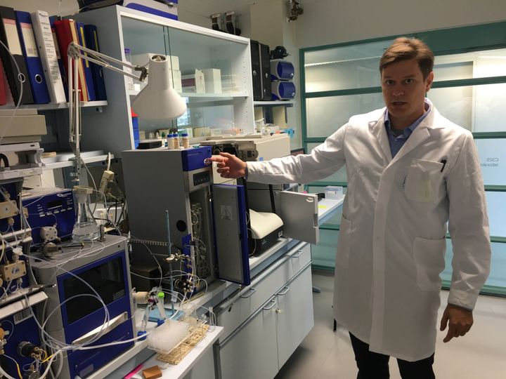 Kehitetyn systeemin etuna on nopeus ja mahdollisuus toistettavasti eristää biomakromolekyylien alaryhmiä. Kuvassa Evgen Multia. Kuva: Riitta-Leena Inki