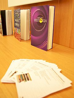 Voit lähettää näyttelystä postikortin, jossa annat kirjavinkin kaverille.
