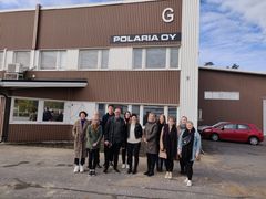 Lahden muotoiluinstituutin opiskelijoita tehdasvierailulla.