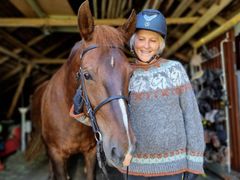 Hevosvoimainen Kangasala -villapaita, suomenhevonen Maikki ja ratsastaja Heidi Kulo. Kuva: Merja Palin.