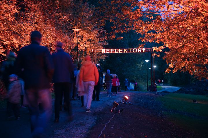 Reflektor-festivaali tuo jälleen syysiltoihin piristystä valotaiteella. Kuva on vuodelta 2019 Korson kävelyreitiltä. Kuva: Kerttu Penttilä.