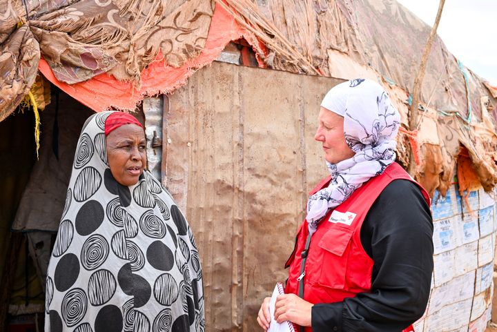 Suomen Punaisen Ristin kansainvälisen avustustoiminnan johtaja Tiina Saarikoski (oik.) vieraili syyskuussa Somaliassa Somalimaassa. Kuvassa Odwiennen kylässä asuva Marian kertoo perheen vaikeasta terveydellisestä tilanteesta. Kuva: Rita Nyaga / IFRC
