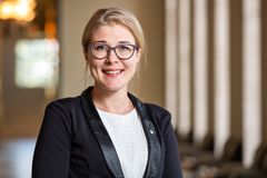 SDP:n kansanedustaja Niina Malm kannustaa teollisuudessa siirtymään 12-tuntiseen vuorojärjestelmään poikkeusoloissa. (Kuva: Jukka-Pekka Flander)
