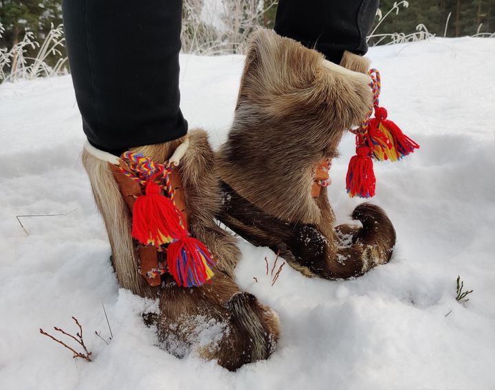 Poronnahkaiset karvakengät ovat saamelaiskäsityön taidonnäyte. Kuva: Sámi Duodji ry