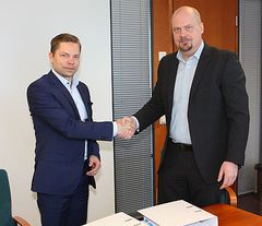Fujitsu Finlandin toimitusjohtaja Simo Leisti ja Citecin CIO Jaakko Rintala (kuvassa oikealla).