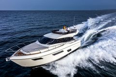 Ferretti Yacht 450: 14-metrisen jahdin alimmalta kannelta löytyvät luksustason majoitustilat kahdelle pariskunnalle. Kerrosta ylempää oleskelutiloista avautuvat huonommallakin säällä avarat 360 asteen näkymät merelle, ulkotiloissa on väljät seurusteluryhmät sekä yläkannella kuljettajan seurana että takakannella flybridgen suojassa.
