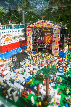 Lego-installaatio: Taiteilijat Joonas Lehtimäki ja Iiro Numminen yhdistivät Legot sekä Ruisrockin kliseisimmät kohtaukset miniatyyriteokseksi.