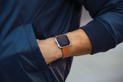 Fitbit Versa -älykello tarjoaa kehittyneet terveys- ja kuntoiluominaisuudet, kuten 24/7 sykeseurannan, älykellon näytöltä ohjatut harjoitukset ja automaattisen univaiheiden seurannan.