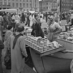 Försäljning av fisk från fiskarnas båtar vid Kolerabassängen. Salutorget, 1950-talet. Bild: Volker von Bonin / Helsingfors stadsmuseum