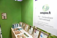 Uusi puu esitteli Kuntamarkkinat -osastollaan puupohjaisia ratkaisuja kuntatalouteen. Esillä oli mm. puupohjainen akustiikkaratkaisu, suurtalouskeittiöihin soveltuvia ruuanlaittopapereita ja ruuanvalmistusvuokia, erilaisia muovia korvaavia komposiitteja, kuitupohjaisia pakkausratkaisuja,helposti kierrätettäviä kartonkisia pikareita ja paperipillejä, sekä puupohjainen täysin vedenpitävä kylpyhuoneen allas.