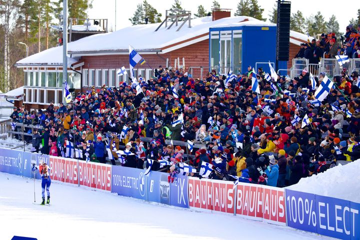 Maaliskuun 2022 maailmancup-tapahtumassa yleisö sai kiitosta urheilijoiden tasapuolisesta kannustamisesta. Kuva: Esa Kinnunen. 