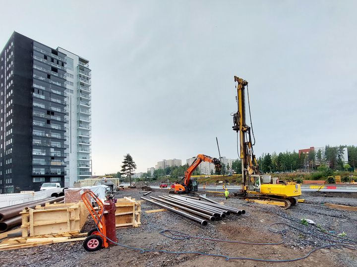 Kahden kevyen liikenteen sillan rakentaminen käynnistyi elokuun puolivälissä Hervannan valtaväylän varrella Tampereella. Maastossa työt alkoivat pohjoisempana sijaitsevan Aasiansillan maatukien porapaalutuksella. Kuva: Kreate Oy