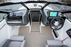 Das serienmäßige Yamarin Q Smart Display mit digitalen Navigationskarten von Navionics macht das Bootfahren einfach.